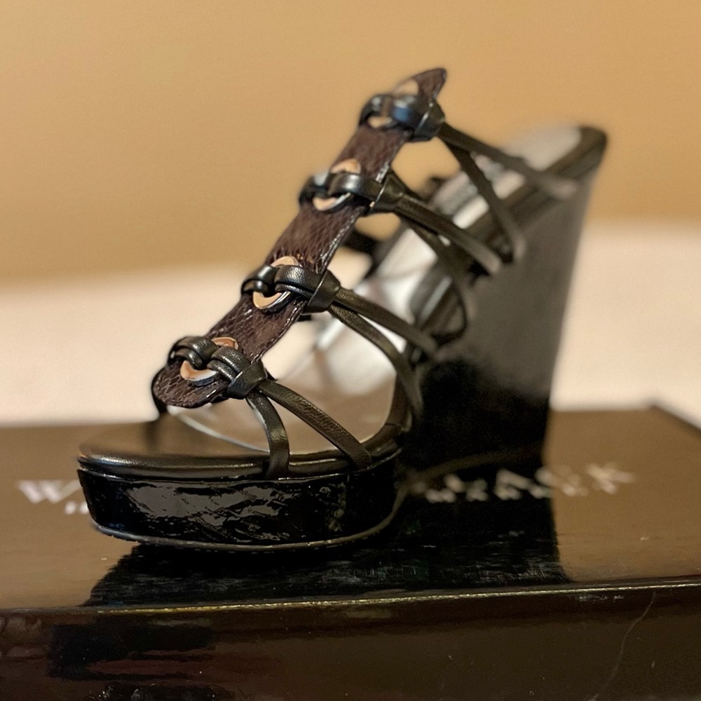 WHBM “Emmalyn” Strappy Black Patent Grommet Wedge, Sz 8.